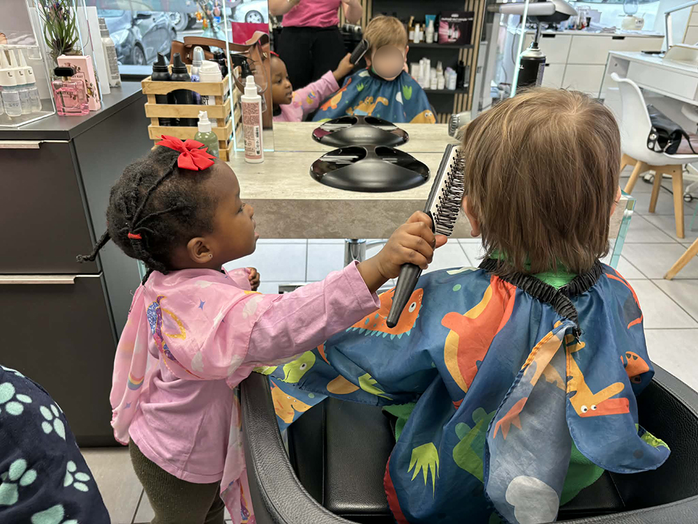 Crèche Les Angelots Bascharage – A la découverte du métier de coiffeur